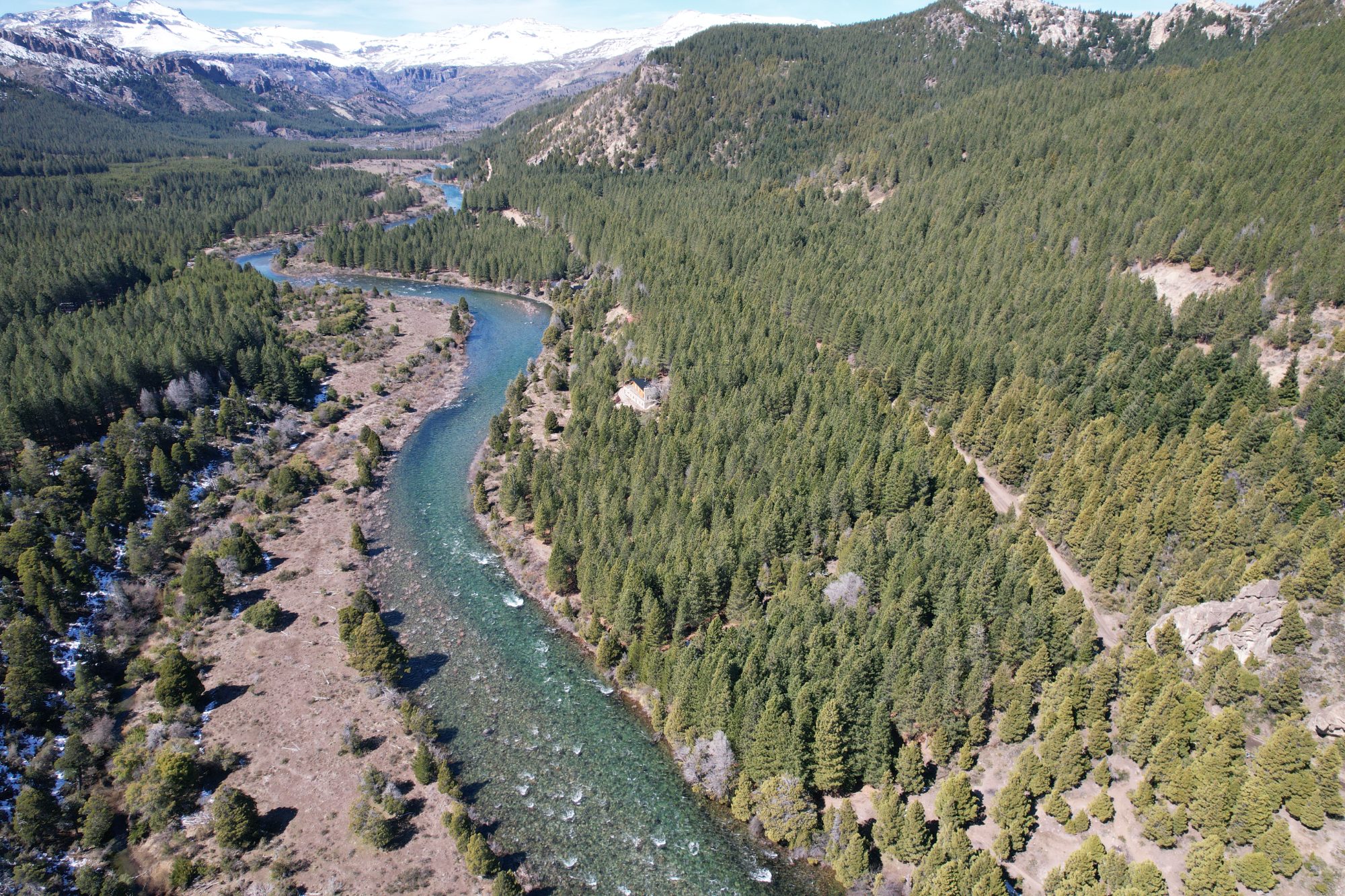 El lodge sobre la barranca del río Caleufú